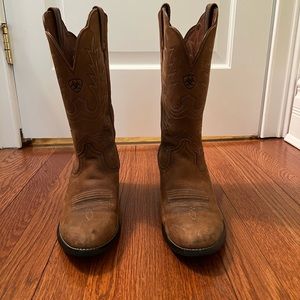 Like new. Brown Leather Ariat Cowboy Boot. Size 8.